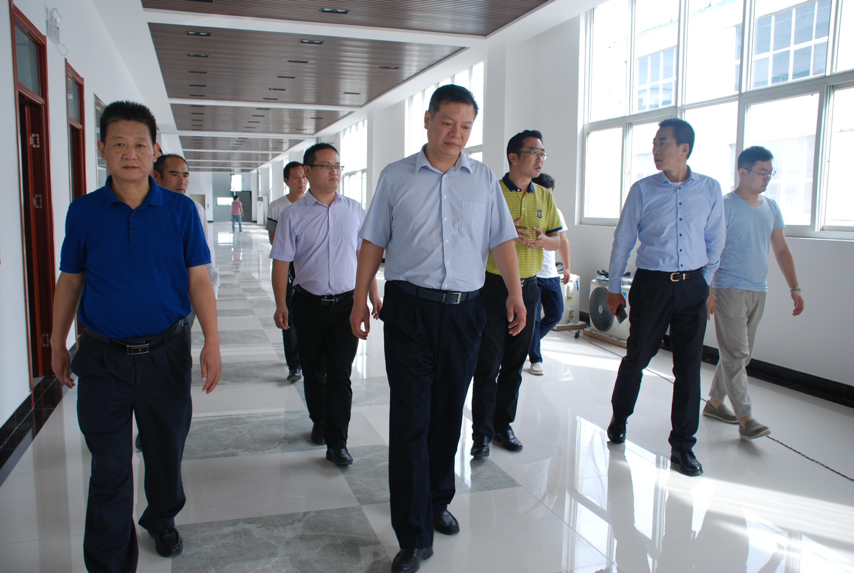 副校长蒋文龙陪同李玉伟考察我校众创空间